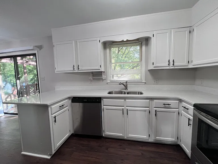 309 Elmhurst Ave — Photo 11