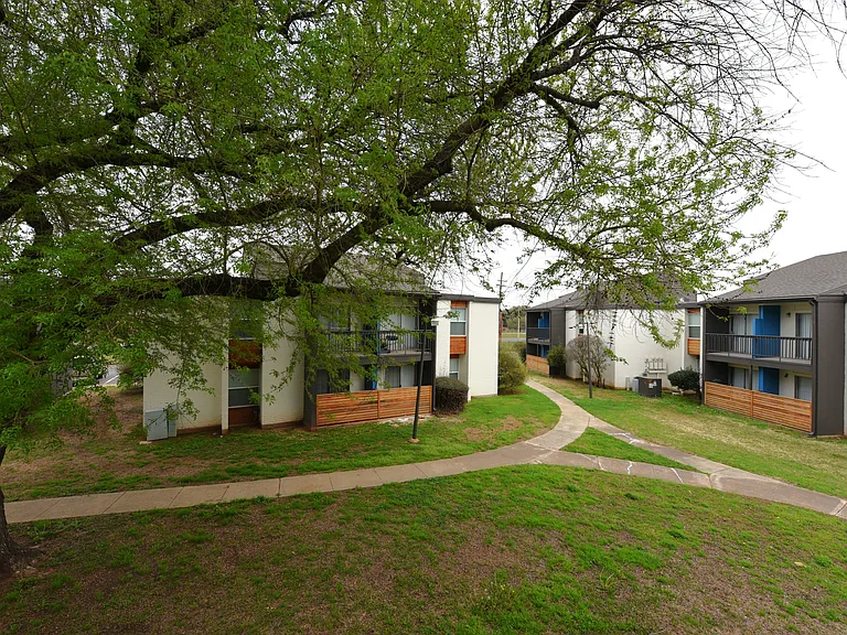 Flats on Youree — Photo 17