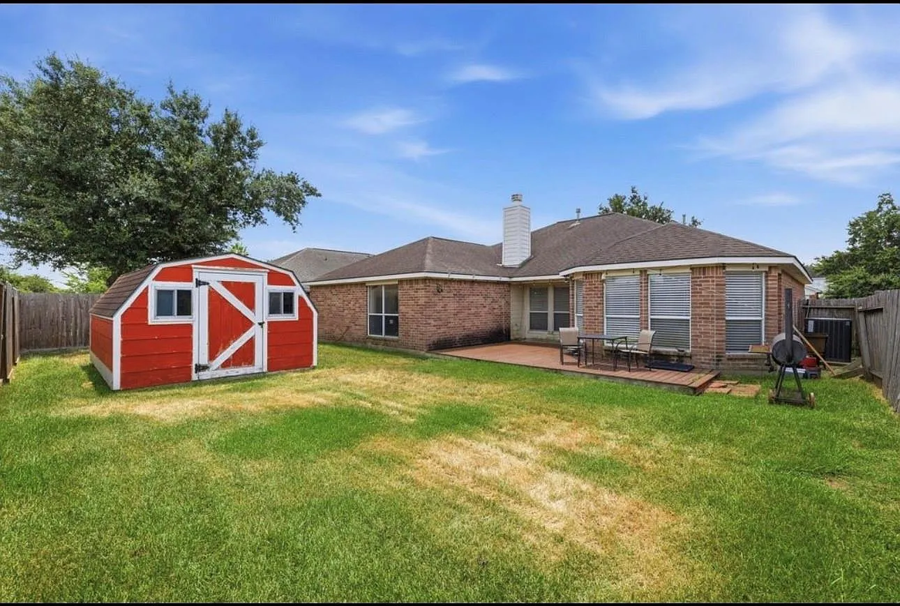 4 bed, 2.0 bath, 2025 sqft, $2,795 — Photo 2