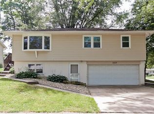 2833 Iris Ave NW, Cedar Rapids, IA 52405