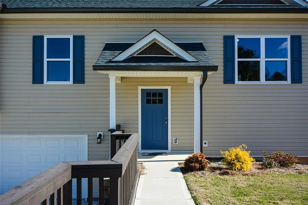 5 bed, 3.0 bath, 2128 sqft, $2,400 — Photo 3