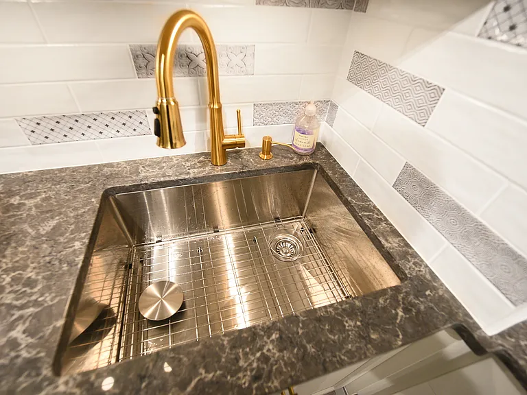 Large sink, Quartz countertops