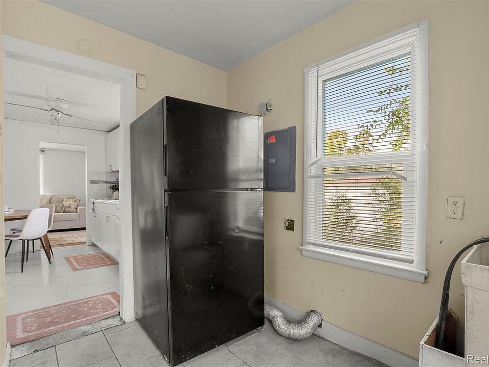 19050 Melrose Ave, photo 15