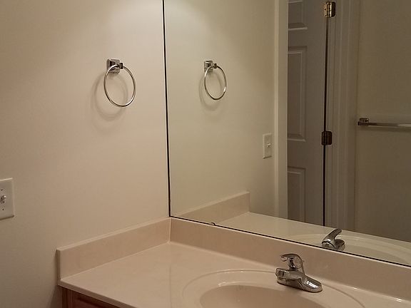Front bathroom, tub/shower, toilet