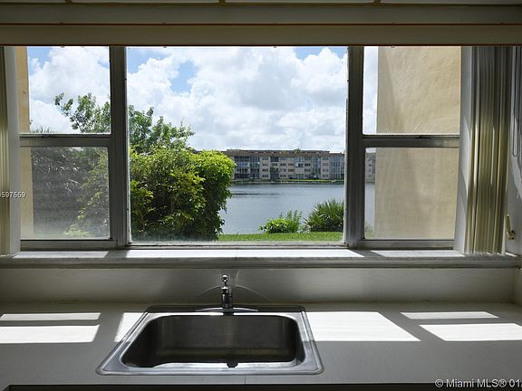 5th image of 952 NE 199th St APT 115