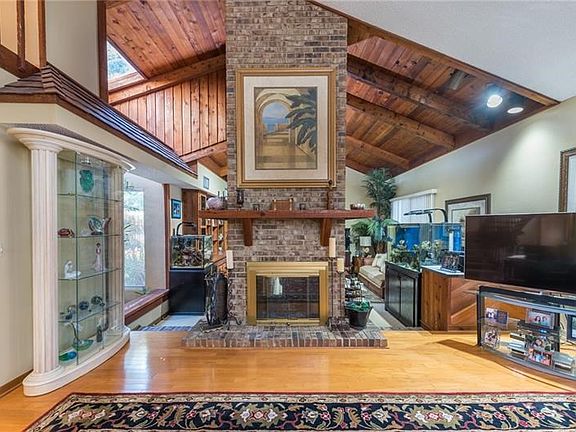 4th image of 4409 Sugartree Dr W