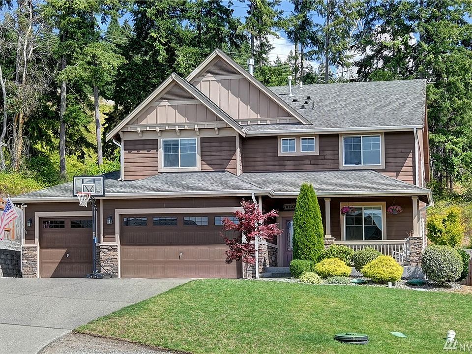 Traditional 4 Bedroom 2.5 bath home with bonus and den in Sumner Viewpoint. Sited at the top of the hill on a dead end street, t
