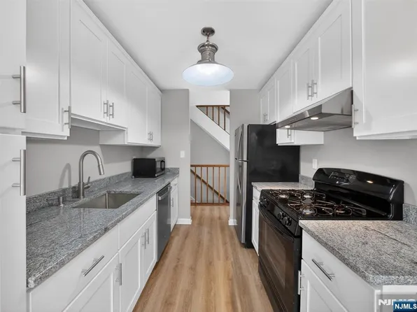 2506 Hemingway Ln, Mahwah, NJ 07430