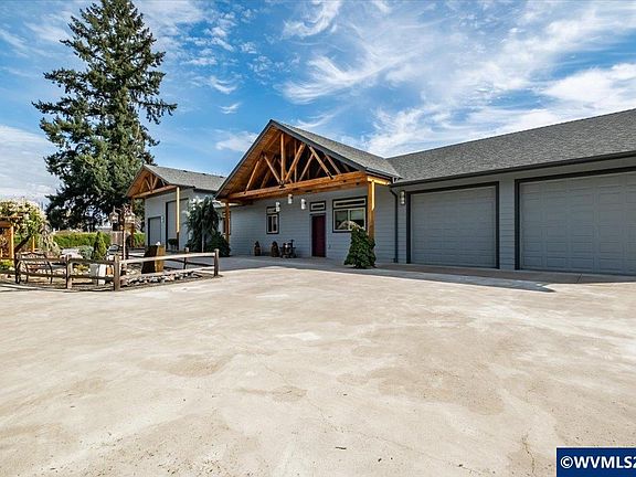 3rd image of 1647 Springhill Dr NE