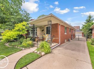 1806 Newcastle Rd, Grosse Pointe Woods, MI 48236