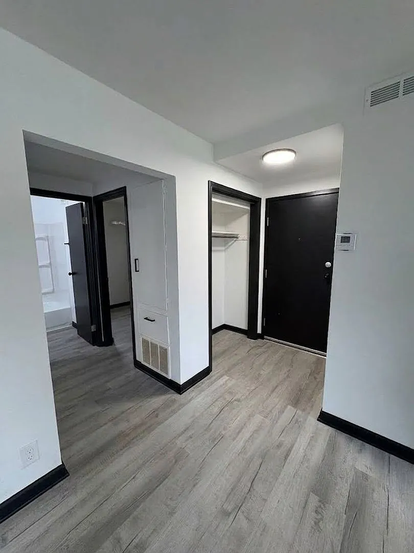 240 - 246 Parkview Blvd — Photo 2