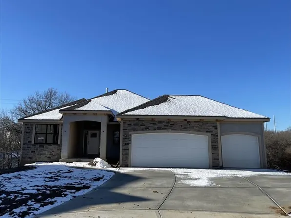 8864 N Poplar Ave, Kansas City, MO 64156