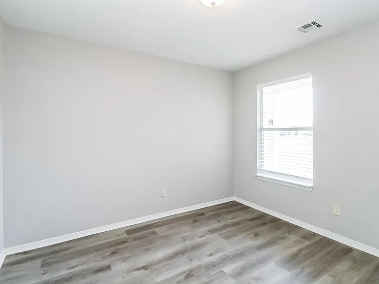 1101 Edinburg Dr — Photo 13