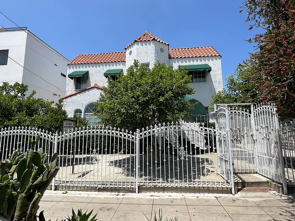 1121 N Kenmore Ave #105
