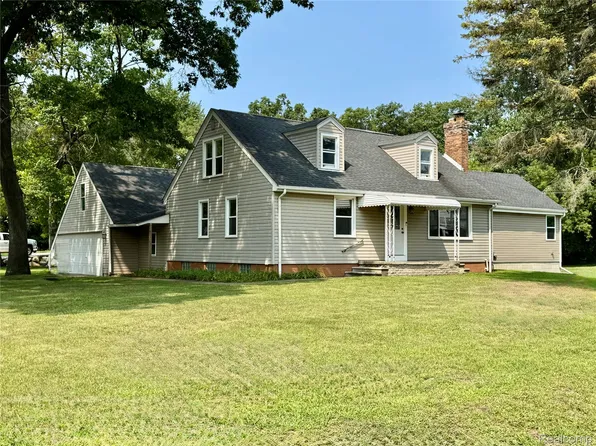 300 Plumstead Rd, Waterford, MI 48327