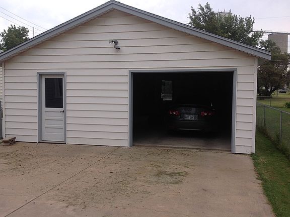 3rd image of 120 S Cedar Ave