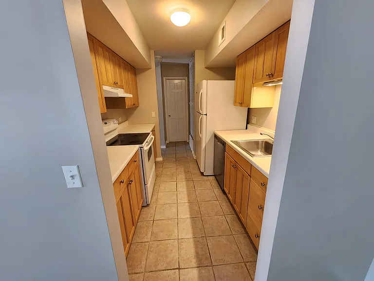 560 Shorely Dr #204 — Photo 2