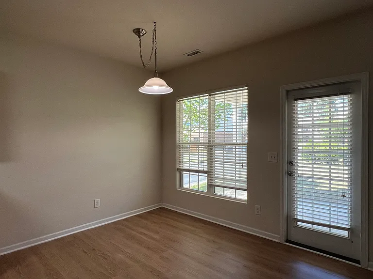 416 Charleville Ct — Photo 10