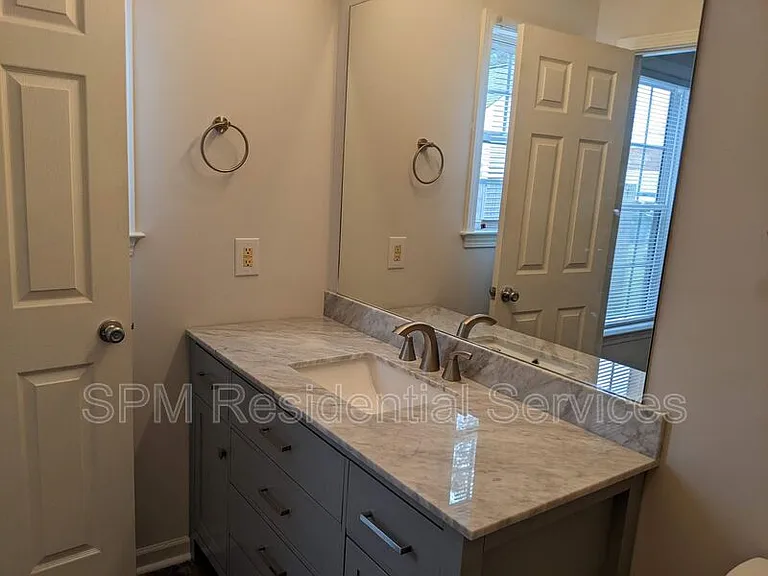 2105 Dexter St — Photo 11