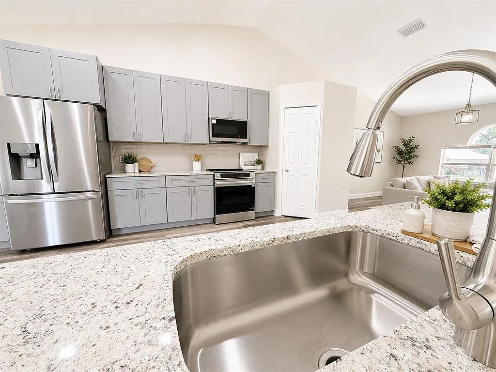 4 bed, 2.0 bath, 2302 sqft, $2,700 — Photo 4