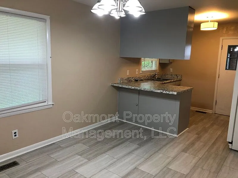 3 bed, 1.0 bath, 1090 sqft, $1,325 — Photo 4