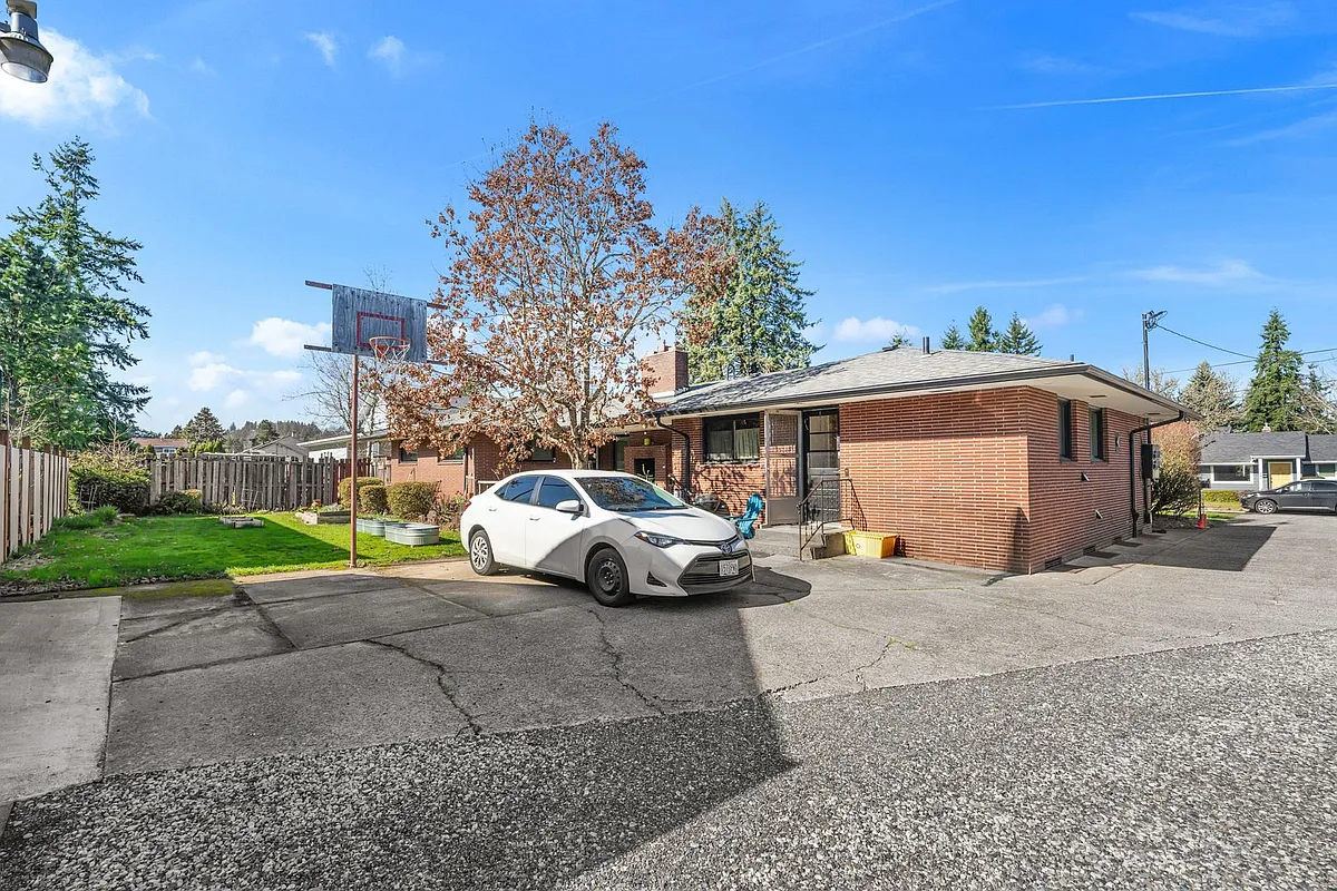 Building Photo - 11440 NE Morris St