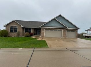 667 Mila Dr, Peosta, IA 52068