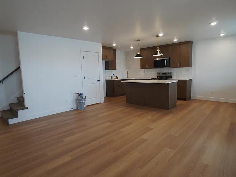 325 N Liberty Ave — Photo 6