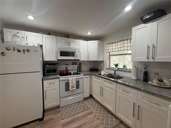 9581 Sunrise Lakes Blvd APT 101, Sunrise, FL 33322