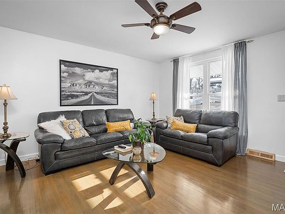 3rd image of 1975 Ridgeway Dr