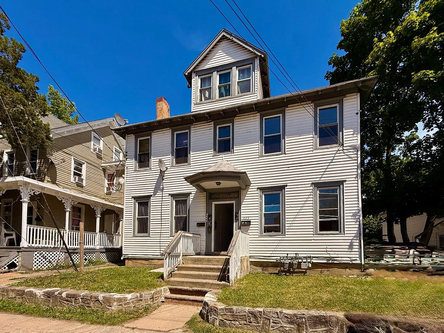 303 N Laurel St — Photo 3