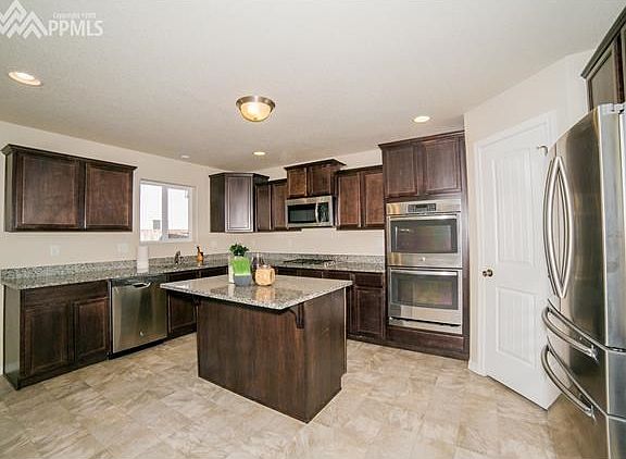 Gourmet Kitchen with Double Ovens, Gas Range and Large Walk-in Pantry