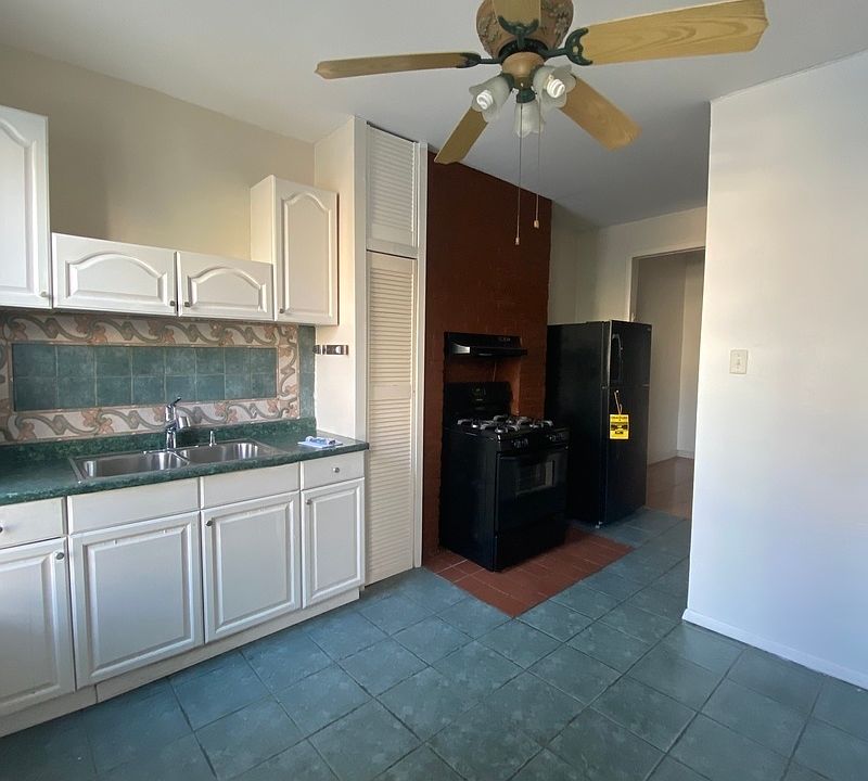 2nd image of 205 N 5th St APT 2R