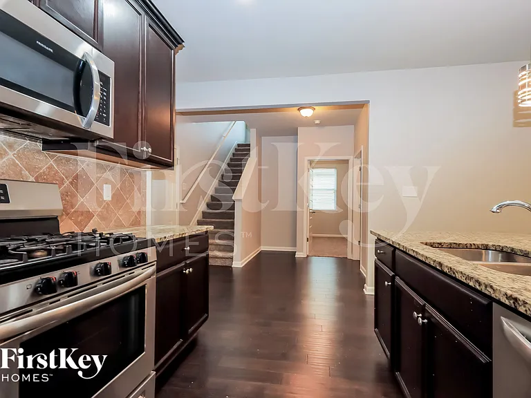 569 Carleton Pl — Photo 5