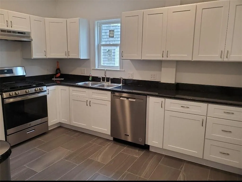 3 bed, 1.0 bath, 955 sqft, $2,900 — Photo 3