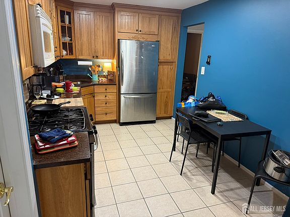 3rd image of 920 Plymouth Rd