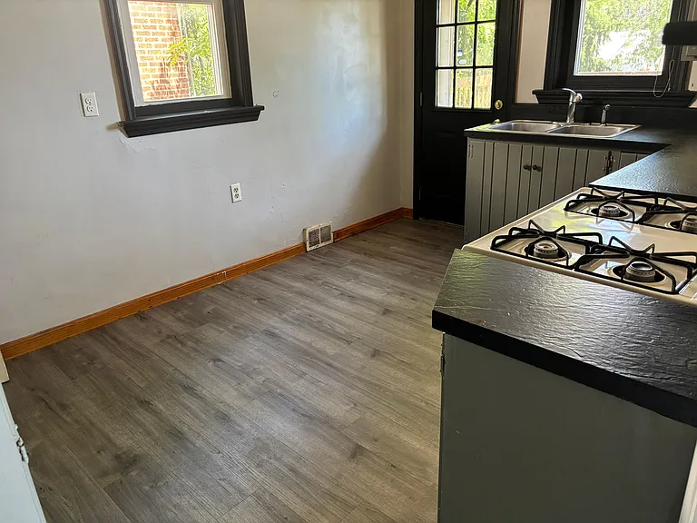 2823 Clermont Ave — Photo 19