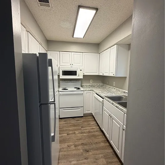 98 Hidden Lake Ct — Photo 4
