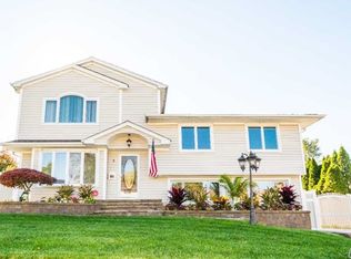 3 Debora Dr, Plainview, NY 11803