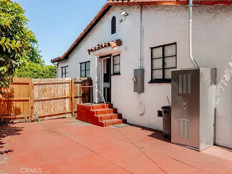 1574 N Orange Grove Ave — Photo 24