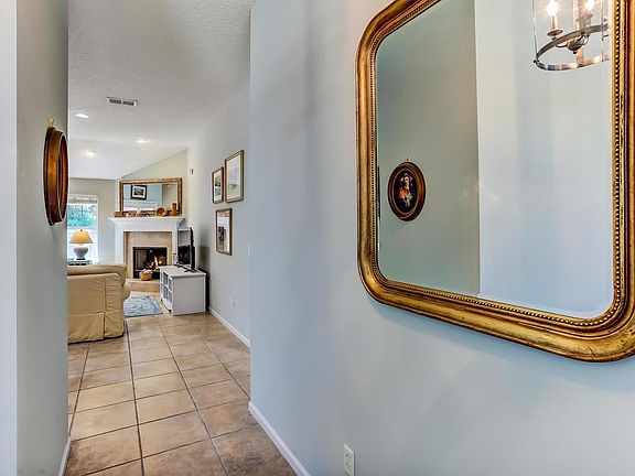 4th image of 831 Parkview Pl W