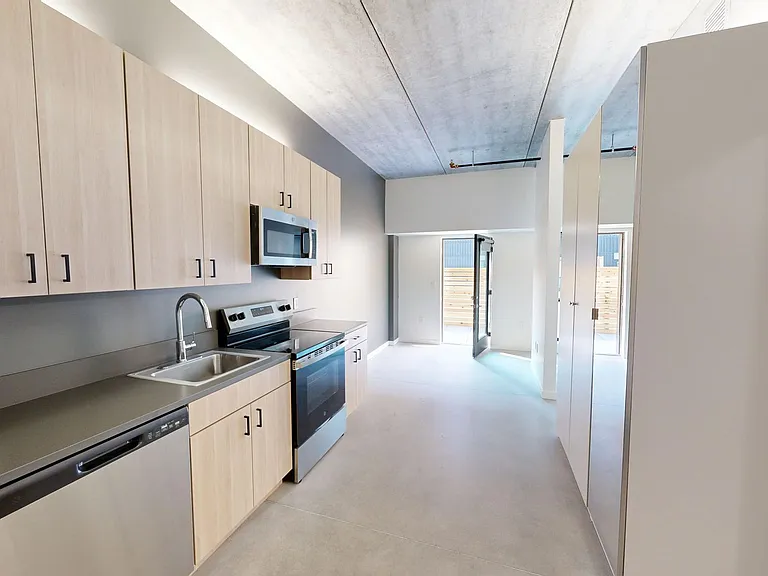 418 East Grand — Photo 37