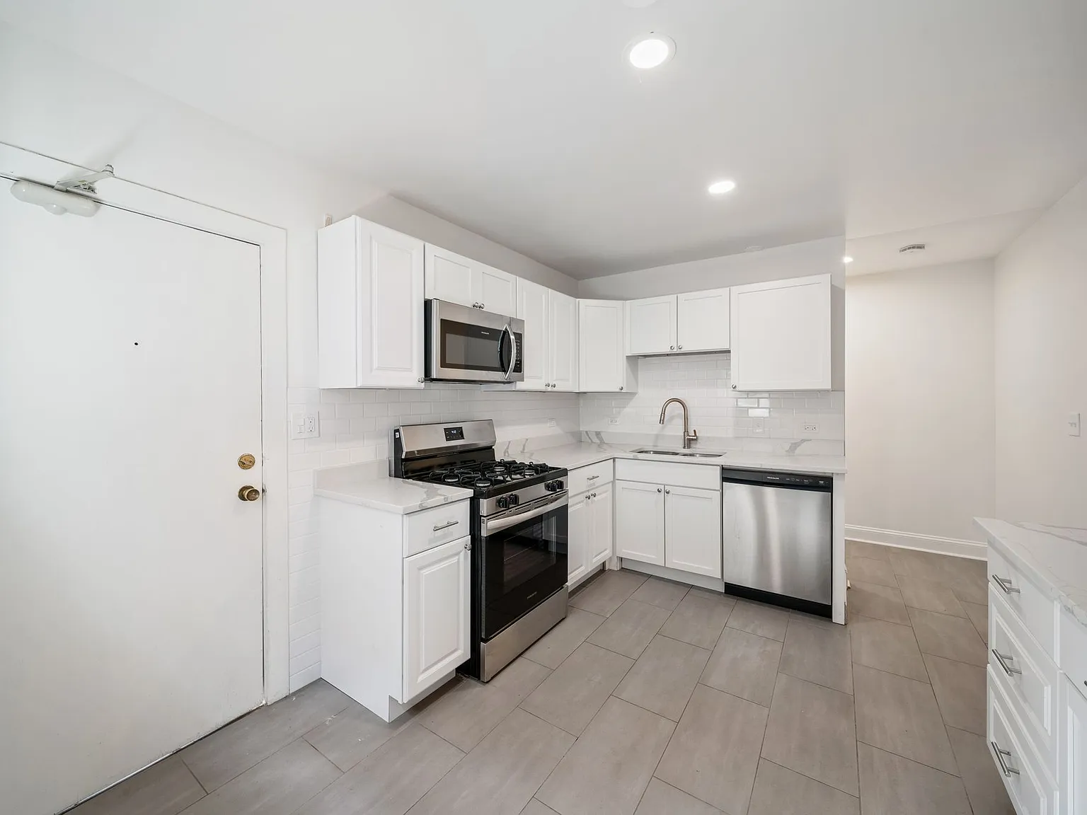 1118 Garnett Pl — Photo 3