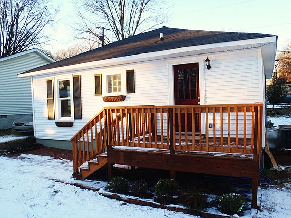 Great New Deck off the back.  Perfect for Summer Cook-outs! 
