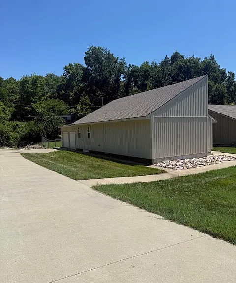 2907 Wallace Ave — Photo 3