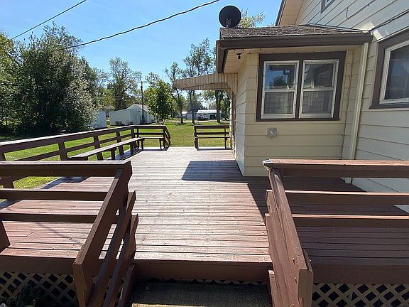 Back patio with built in sea