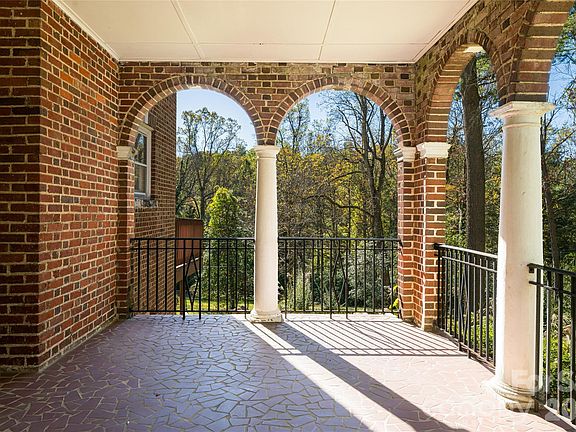 5th image of 325 Vanderbilt Rd