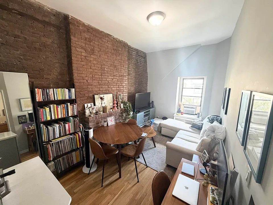 122 W 81st St #9