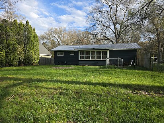 4th image of 586 W River Rd