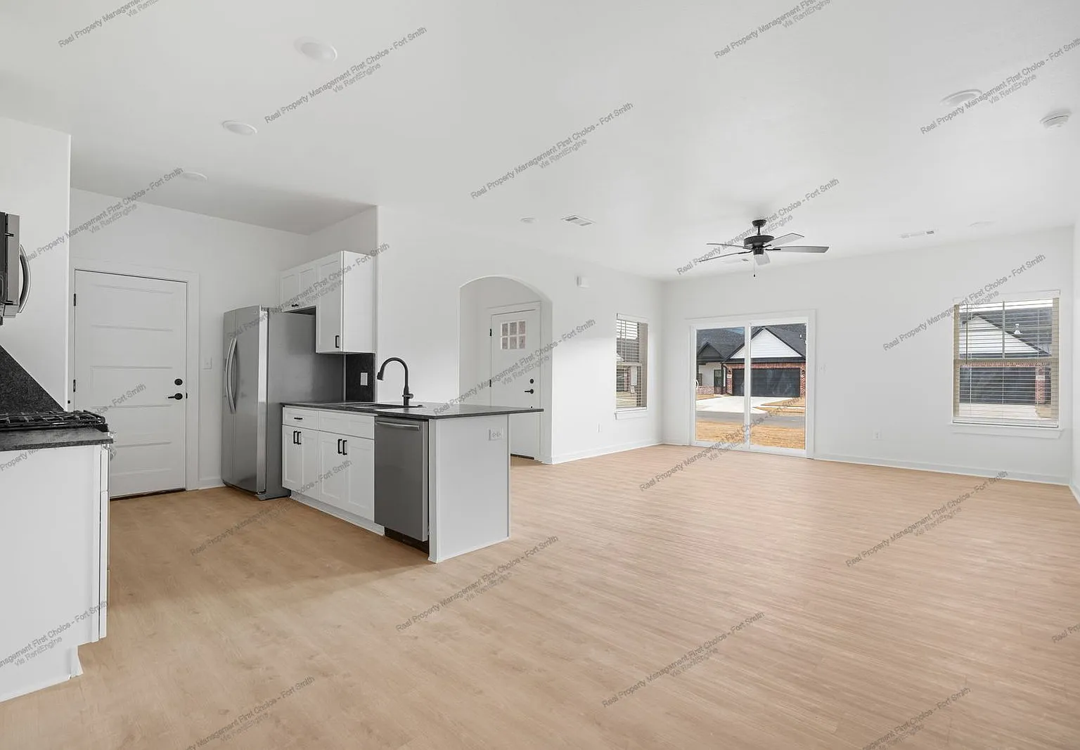 3 bed, 2.0 bath, 1399 sqft, $1,550 — Photo 3